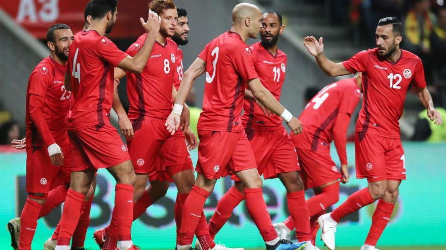 Jugadores de la selección de Túnez celebran la anotación de un gol ante Portugal durante un partido amistoso entre Túnez y Portugal que se disputa hoy, lunes 28 de mayo de 2018, en Braga (Portugal).