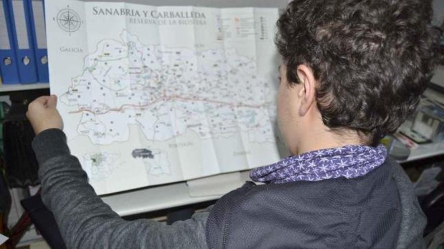 Un joven observa el mapa sobre la Reserva de la Biosfera.