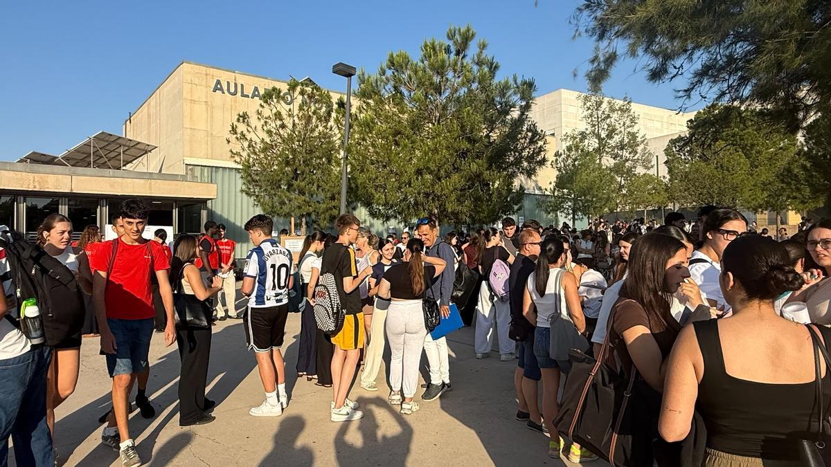 Candidatos y familiares aguardan junto al Aulario Norte de la UMU minutos previos al inicio del primer examen de la PAU