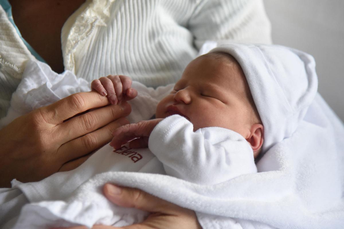 Elena Cortina Gistau, la primera niña en nacer en 2026, en el hospital de Barbastro (Huesca).