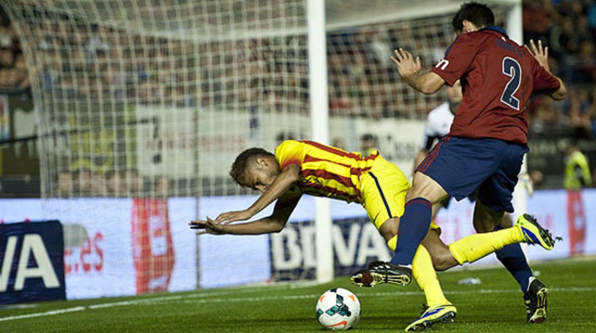 Marc Bertran fa caure Neymar a El Sadar Marc Bertran fa caure Neymar a El Sadar