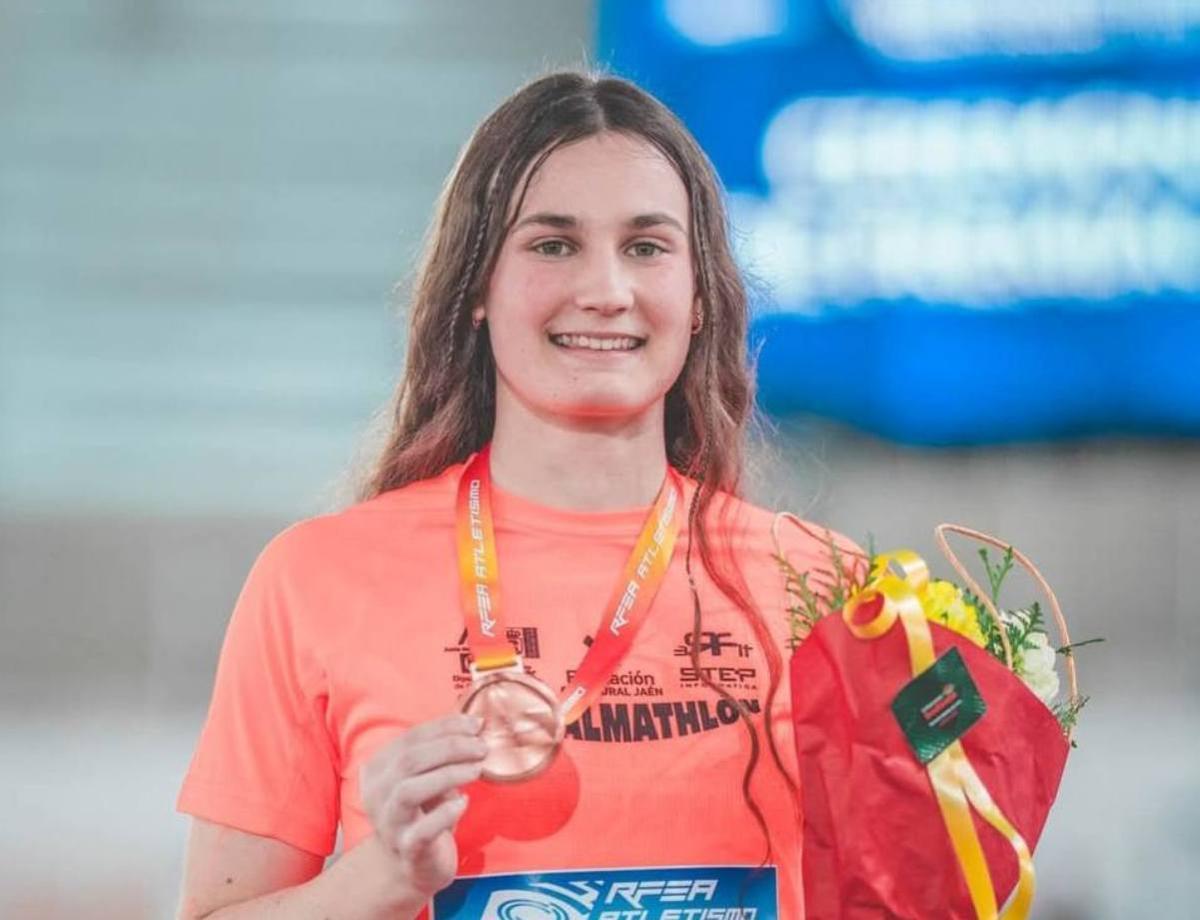 Marta Mohedo, con una medalla al cuello.