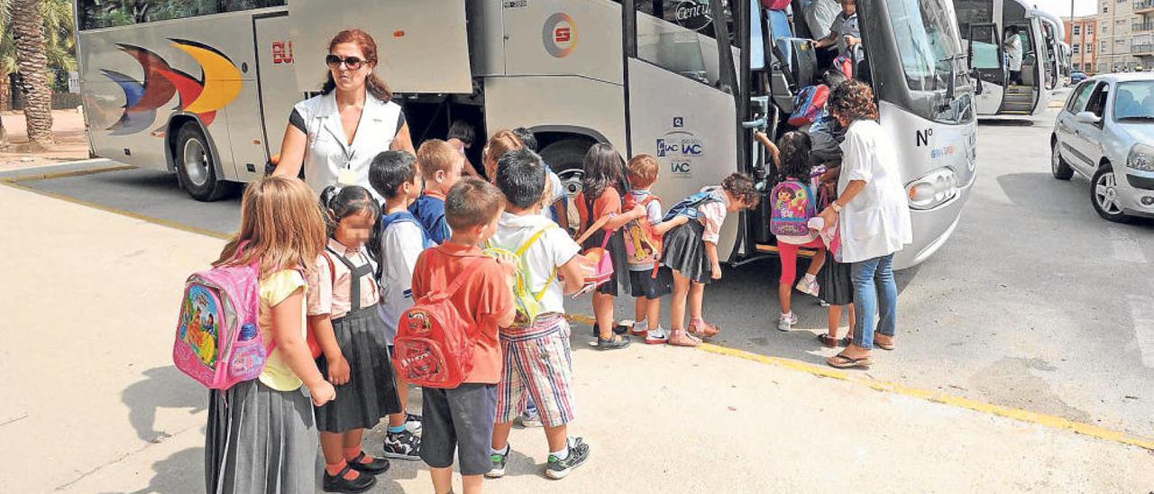 El Consell llegará a 2.500 alumnos más con las becas de transporte