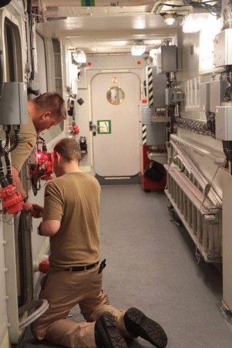 Die Fregatte "Hamburg" im Hafen von Palma