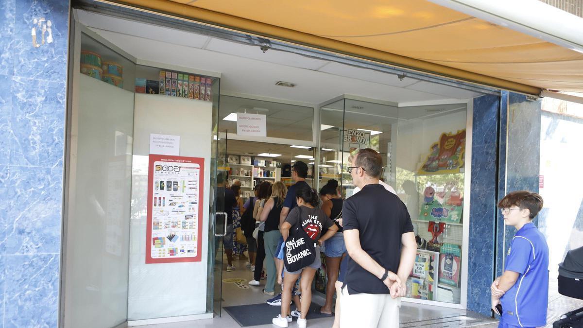 Filas en una papelería de Zaragoza para comprar material escolar, este miércoles.