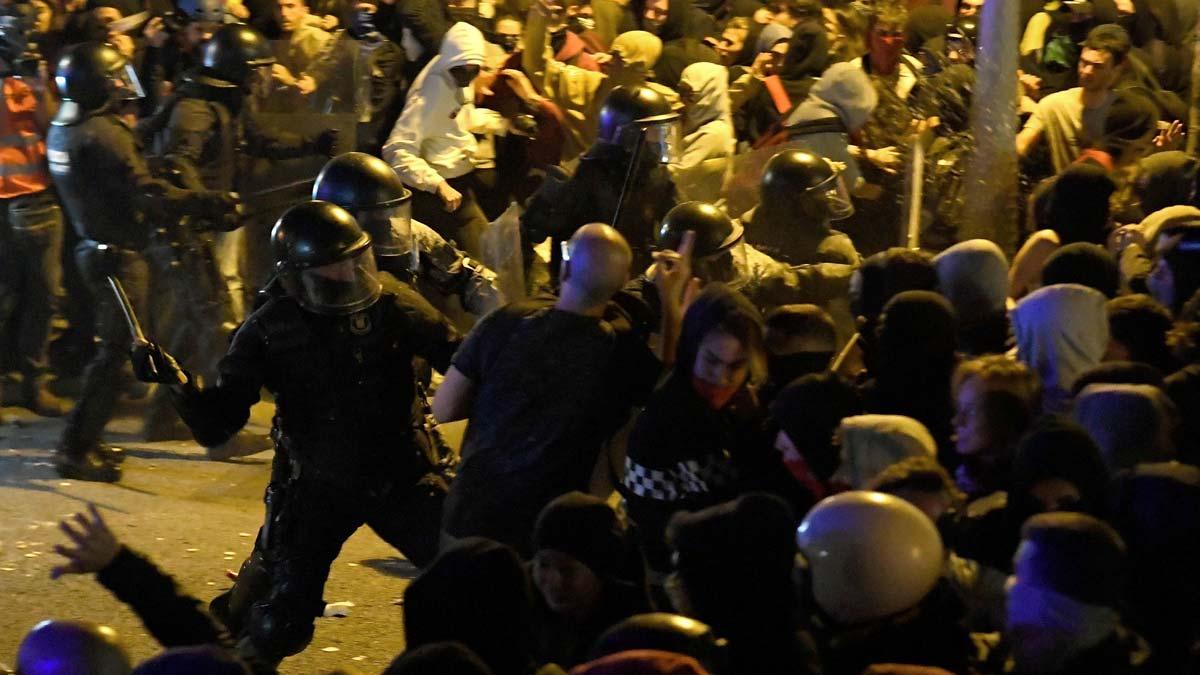 Los Mossos cargan  en la delegación de Gobierno contra los manifestantes 