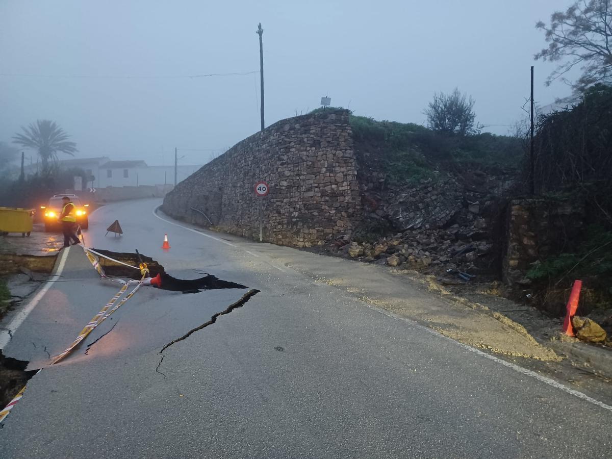 La plataforma de la carretera MA-6101 en Villanueva de Algaidas ha colapsado a la altura de la barriada La Parrilla.