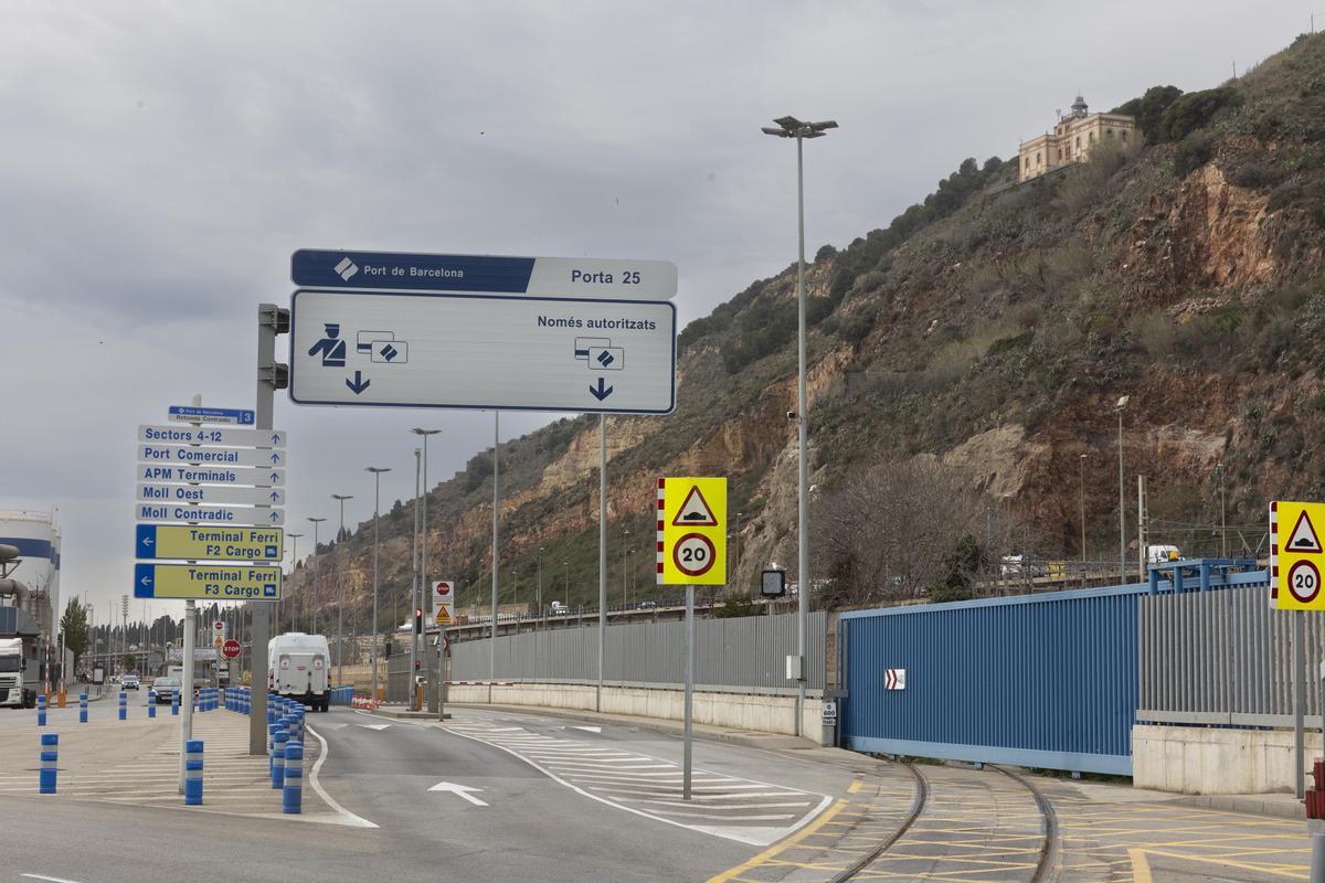 La ronda del Port, casi debajo del faro. Último punto al que puede llegarse caminando o en bici para cruzar al otro lado de Montjuïc