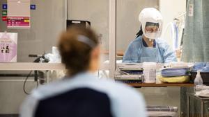 Enfermeras trabajan en un centro de salud, en una fotografía de archivo. EFE/EPA/ETIENNE LAURENT ATTENTION