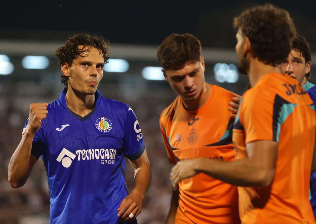 Enes Ünal celebra un gol con sus compañeros del Getafe.