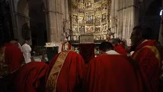 La Perdonanza clama contra "el insulto, la ofensa, el abuso y la violencia": lleno en la Catedral de Oviedo para venerar el Santo Sudario
