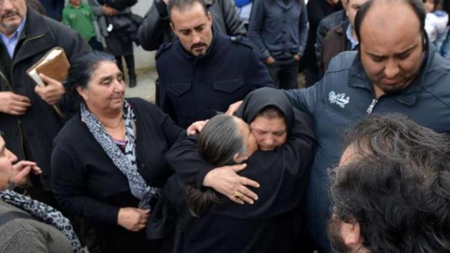 Sinaí Giménez, a la derecha, acompaña en el entierro a la madre y familiares de la fallecida. // Gustavo Santos