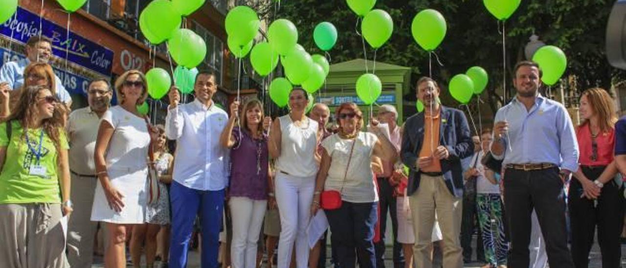 Imagen de la suelta de globos, ayer en la Plaça de Baix