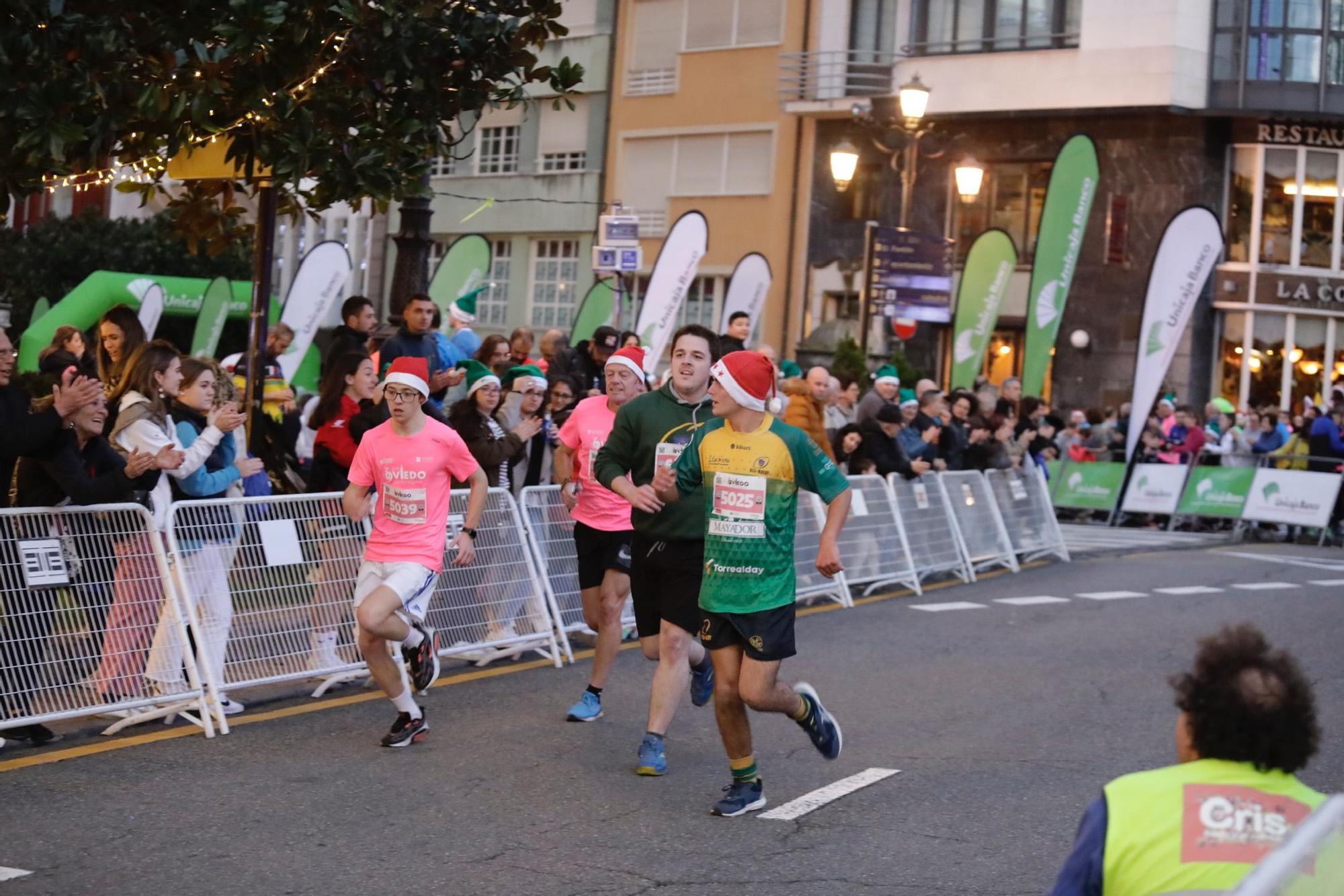 En imágenes: Jaime Bueno (Univerisad de Oviedo) y Mariam Benkert triunfan en la San Silvestre de Oviedo