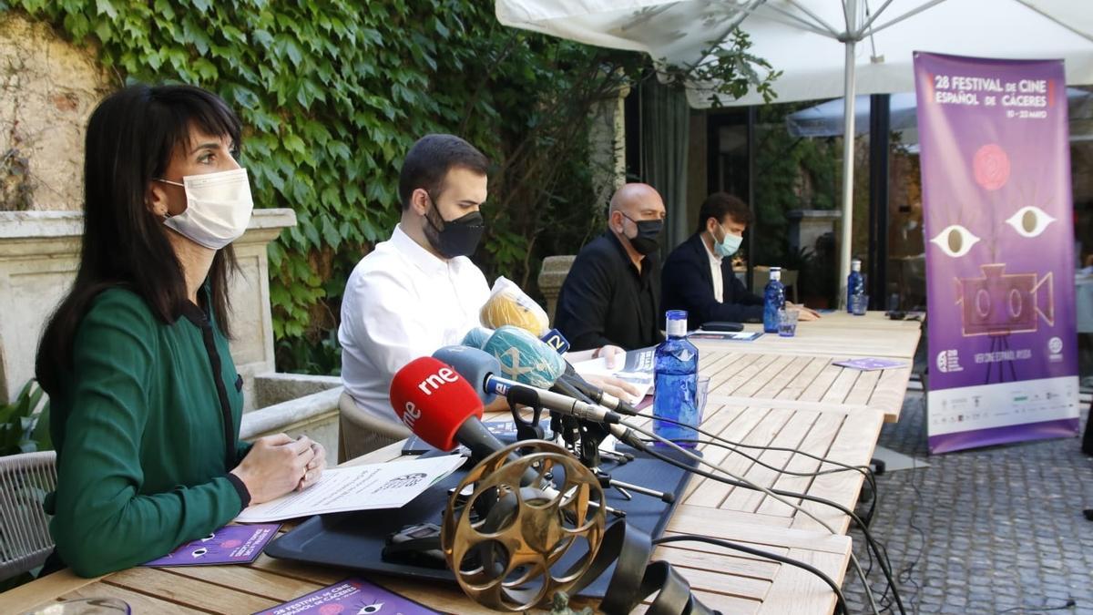 Organización y autoridades presentan la programación del festival de cine de Cáceres.