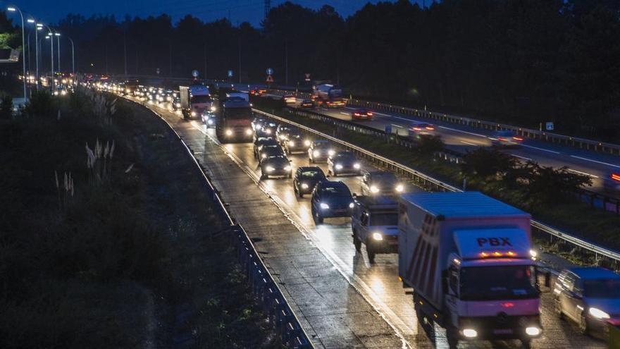 Un accidente colapsa otra vez la &quot;Y&quot;