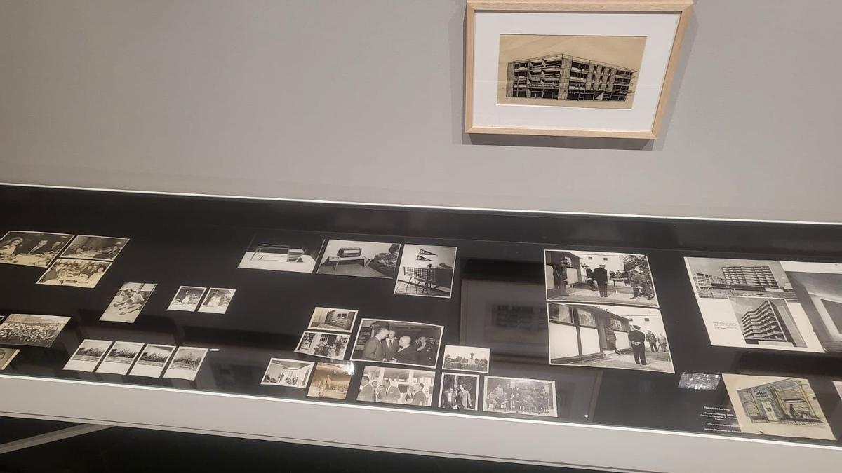 Fotografías, entre las que aparecen algunas con el dictador Francisco Franco inaugurando viviendas en Córdoba, en la exposición de Vimcorsa sobre el arquitecto Rafael de la Hoz.