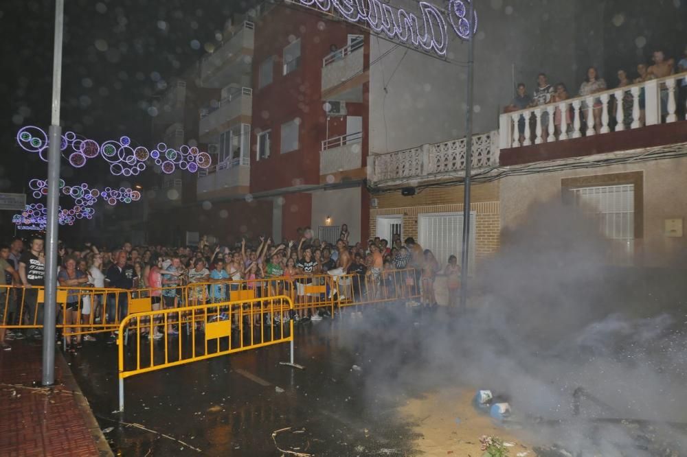 Cientos de personas, la mayoría adolescentes que quisieron disfrutar de la "cremá" y posterior "bañá" de los bomberos, se acercaron al barrio del Calvario para ver arder su hoguera