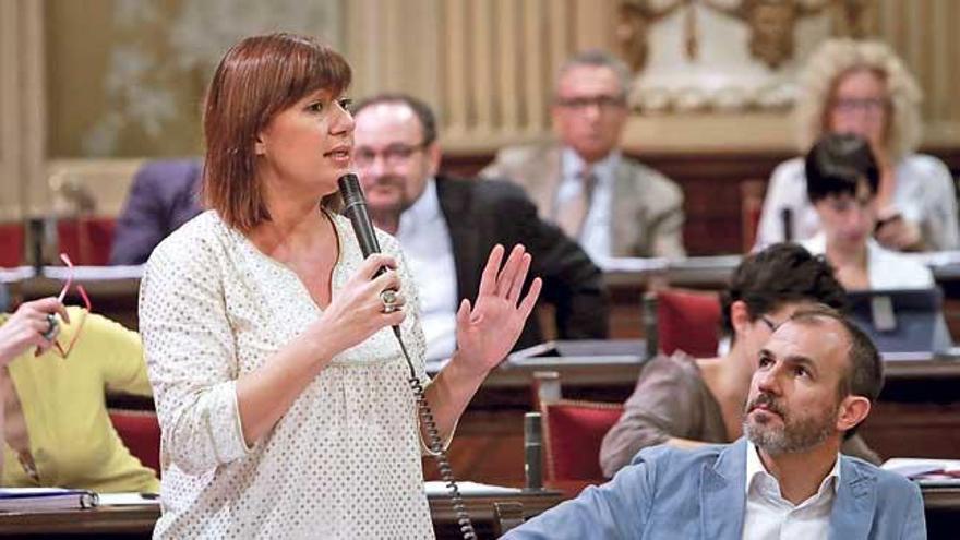 Francina Armengol atacando al PP con la atenta mirada del vicepresidente Barceló.