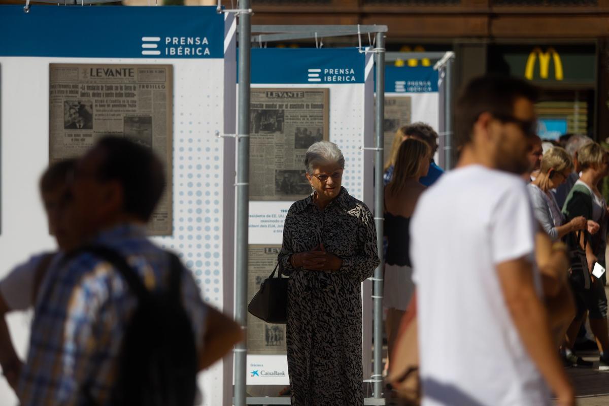 El público descubre la exposición de Levante-EMV en la plaza de la Reina de València El público descubre la exposición de Levante-EMV en la plaza de la Reina de València