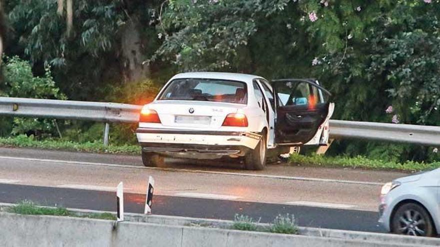 El vehículo siniestrado, ayer en la autopista del aeropuerto.