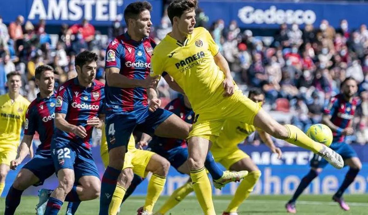 Pau Torres, en el Levante-Villarreal del 2022.