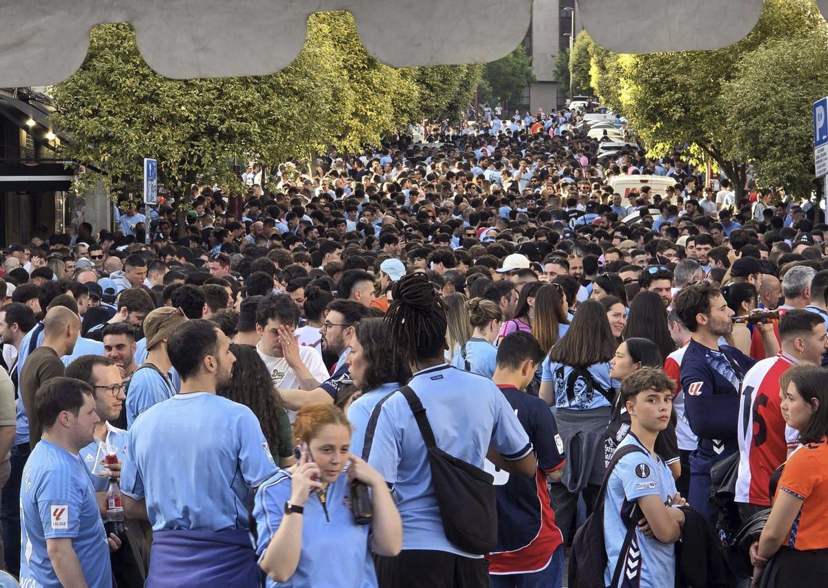Las calles circundantes se llenaron durante toda la jornada. | MARTA G. BREA