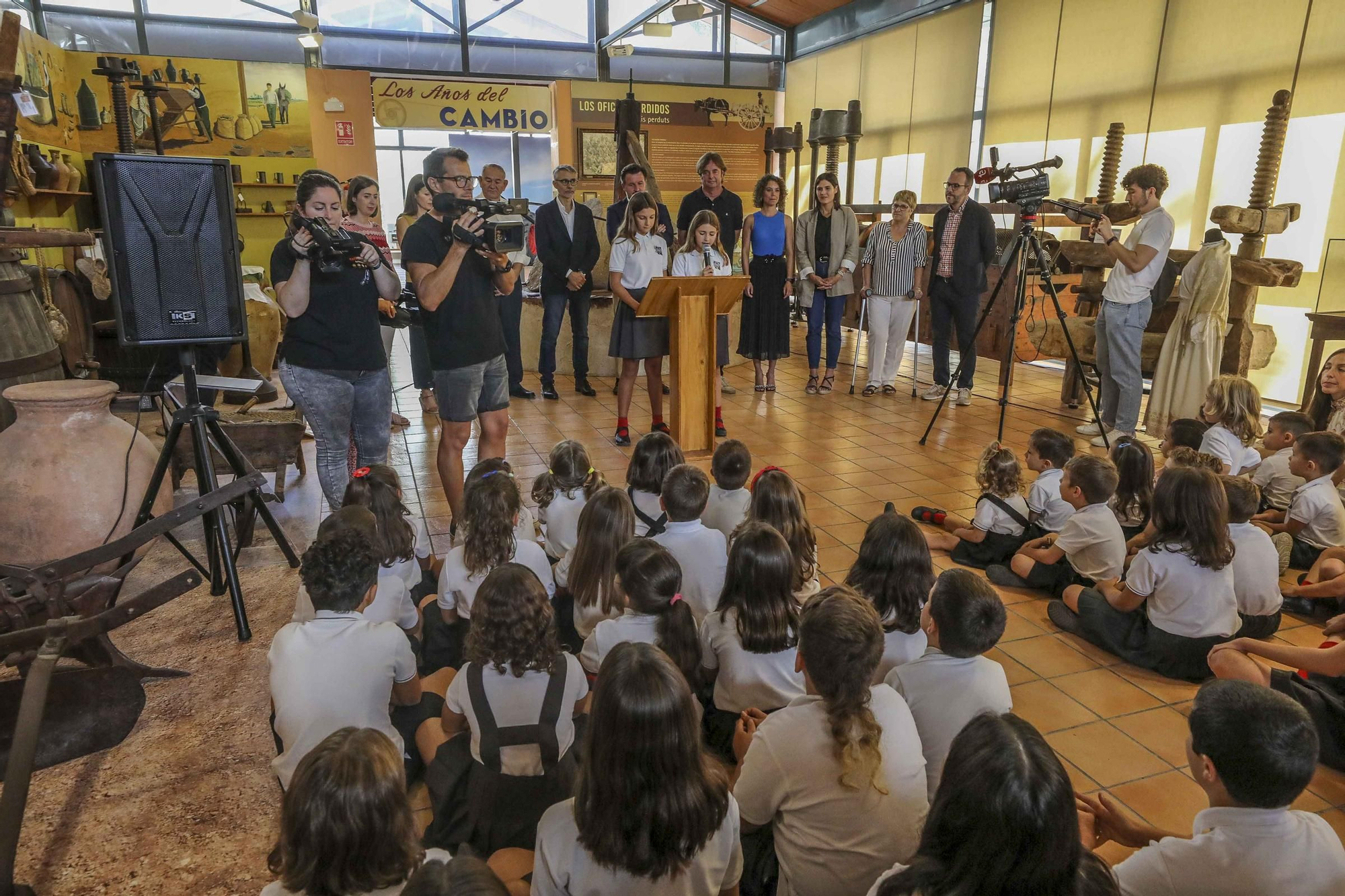 Niños con alma de guia turistica en el museo de pusol Elche