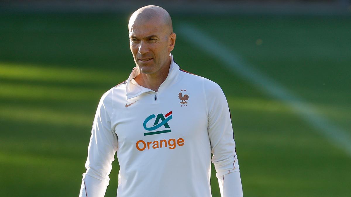 Zinedine Zidane durante el entrenamiento con Francia