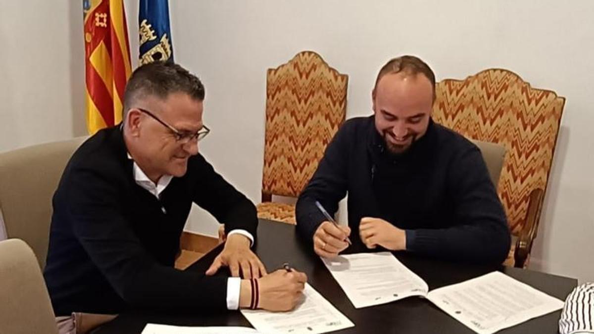 Firma del convenio Consorci Mare y El Castell de Guadalest. De izquierda a derecha, José Ramón González de Zarate y el alcalde Joan Gadea.