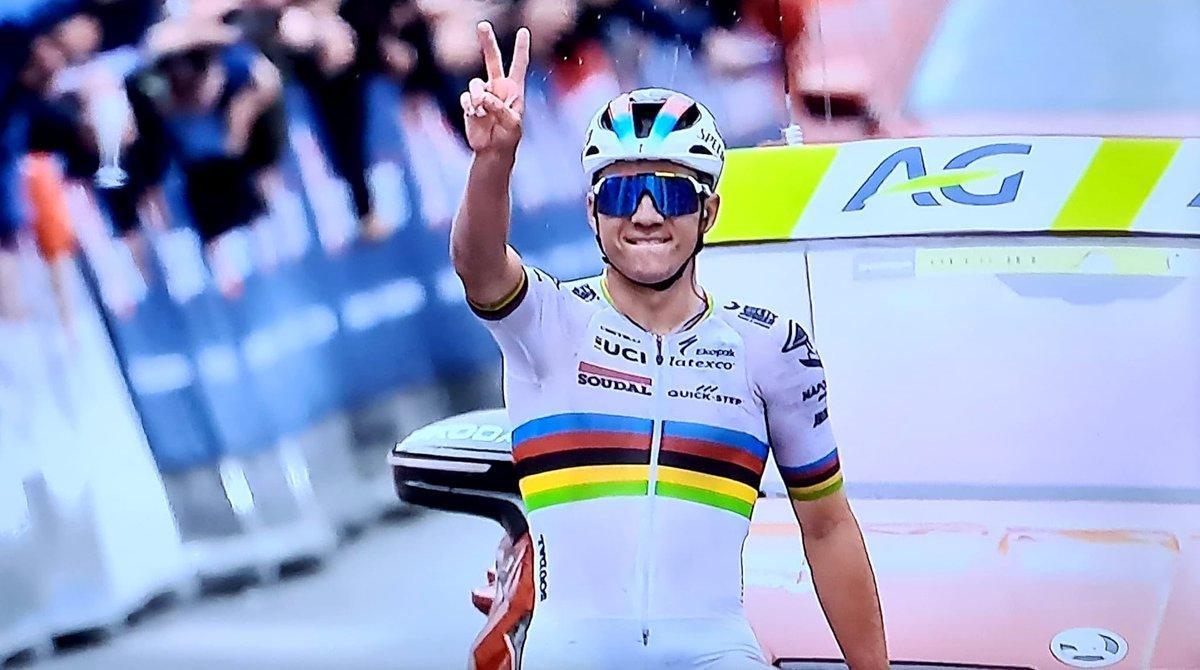Remco Evenepoel muestra los dedos señalando la segunda victoria en Lieja. Remco Evenepoel muestra los dedos señalando la segunda victoria en Lieja.