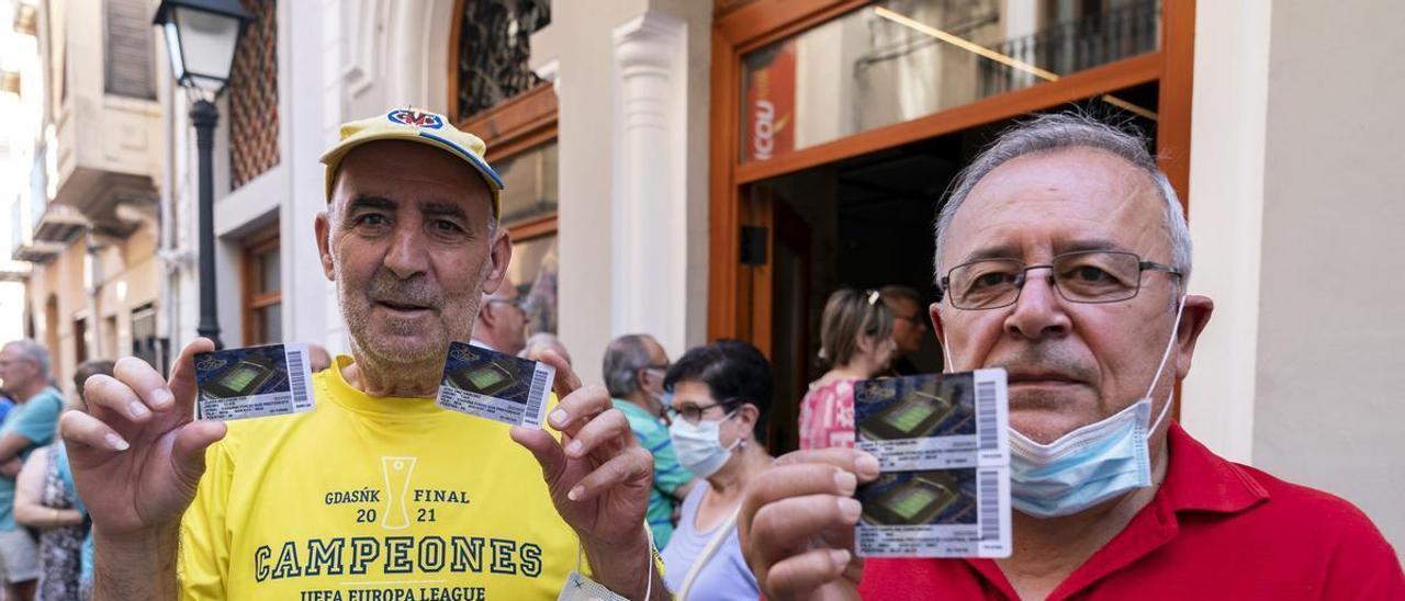 Colas en las inmediaciones del Gran Casino Vila-real en el primer día de la campaña de abonos 2022/23.