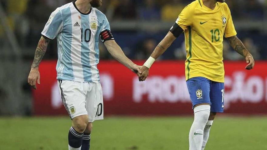 Messi y Neymar se saludan durante el partido entre Brasil y Argentina en Belo Horizonte. // Antonio Lacerda