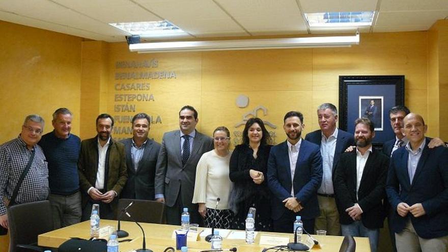 Manuel Cardeña, junto a Ana Mula y Margarita del Cid, junto a miembros del Consejo de Administración del centro.