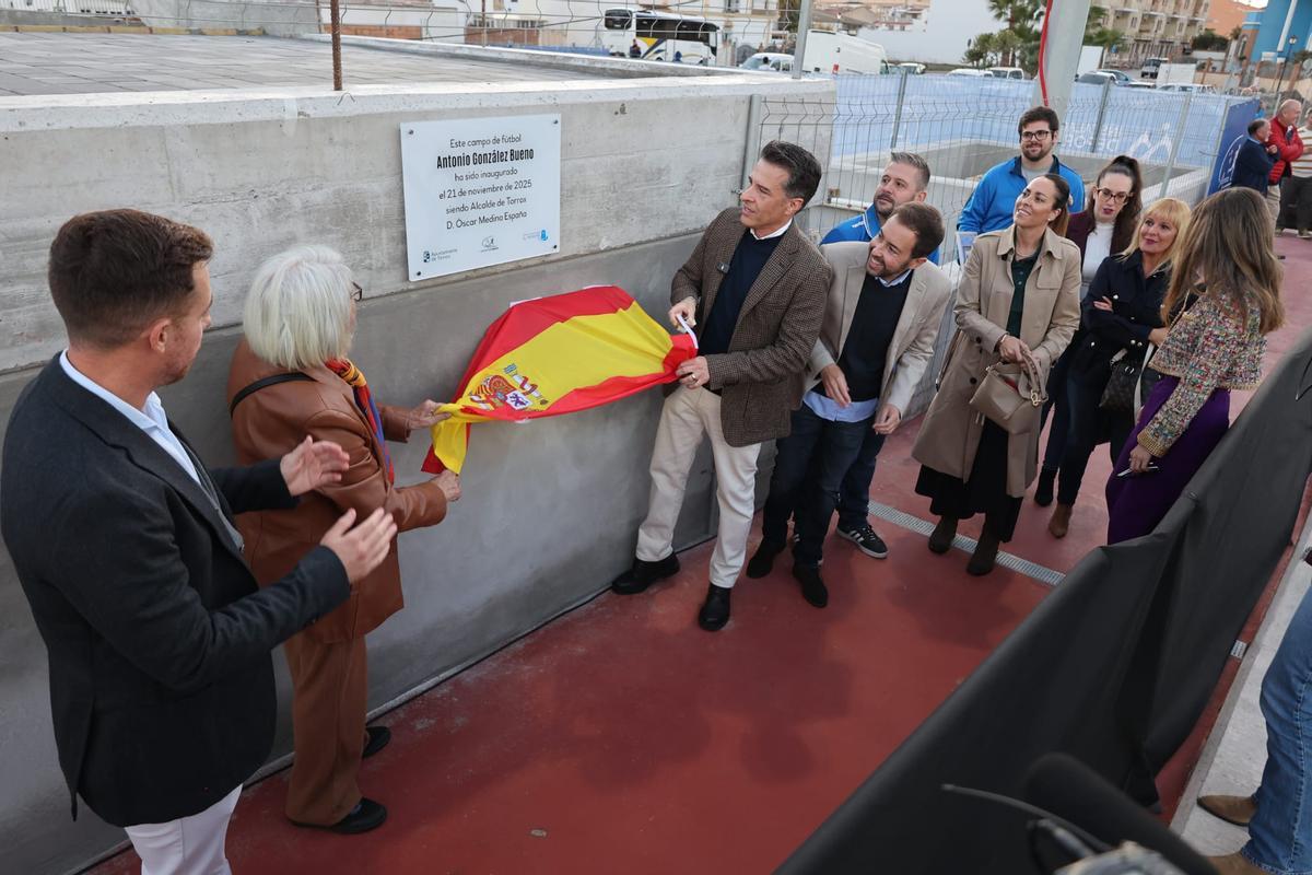 El alcalde Óscar Medina descubre la placa conmemorativa de la inauguración del campo en El Morche.