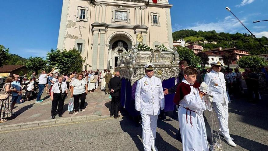 Mieres vive una "histórica" procesión del Corpus con cientos de personas, la más importante "en 65 años"