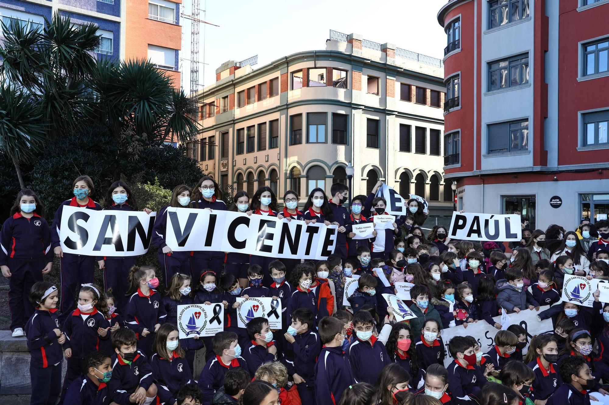 La concentración de profesores, alumnos y familias del San Vicente, en imágenes