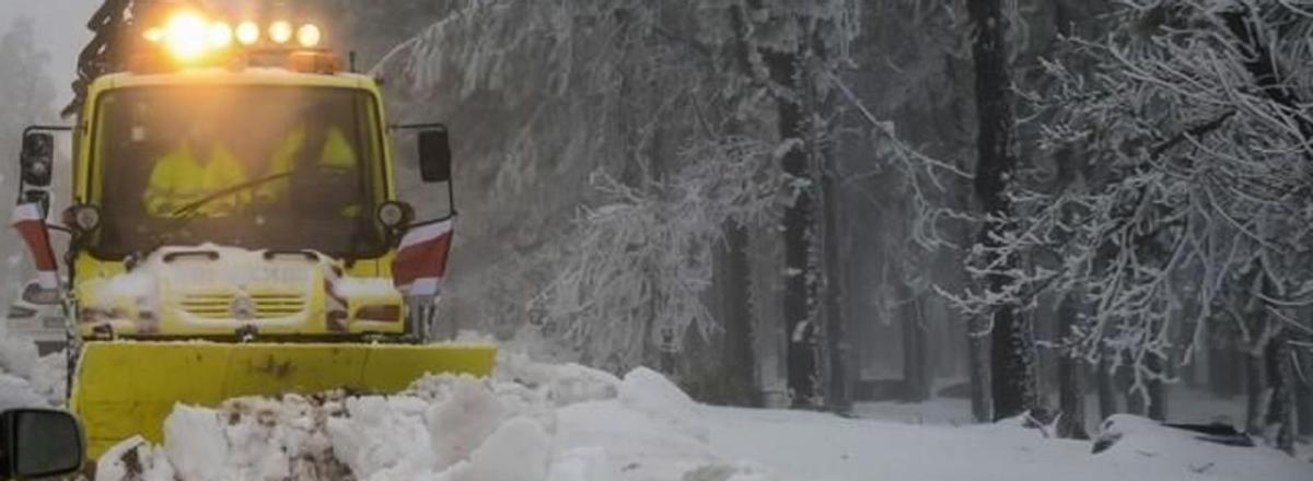 Un quitanieves se afana en limpiar los accesos al Pico de Las Nieves en febrero de 2016. | | LP/DLP