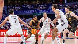Patty Mills trata de hacerse paso ante Capmazzo, Abalde y Tavares.