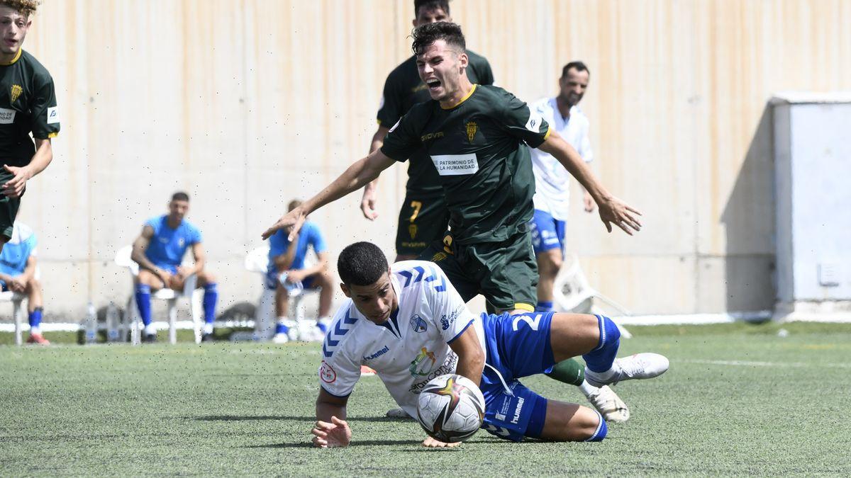 Luismi Redondo sufre una entrada ante el Tamaraceite en el partido de la primera vuelta.