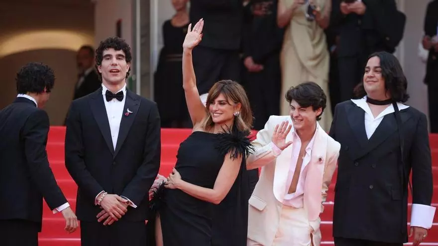 Ovación histórica a Los Javis en Cannes: las lágrimas de Penélope Cruz y el abrazo final del equipo