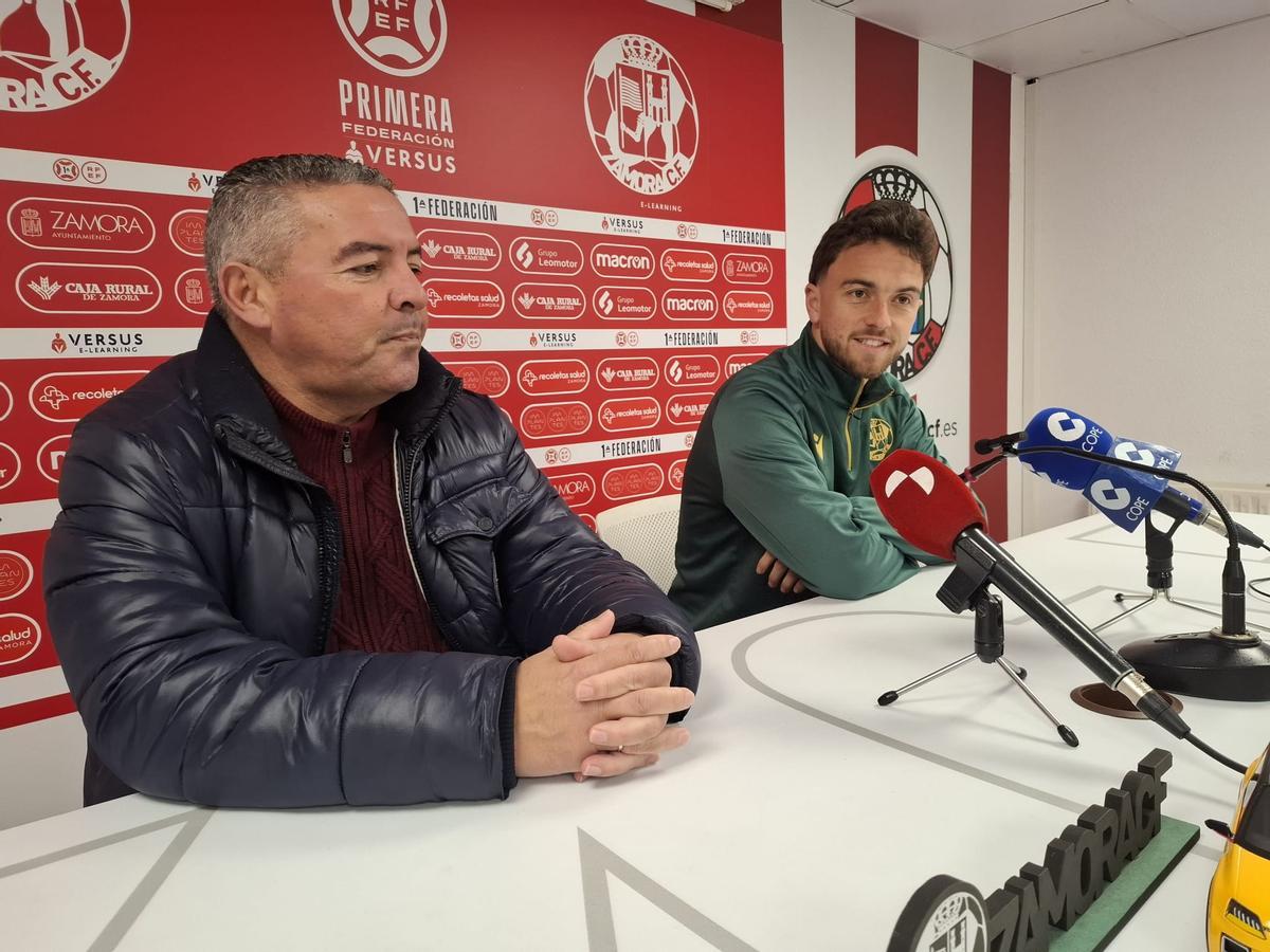 Vizcaíno y Alex Marcelo, en la presentación del futbolista como jugador del Zamora CF.