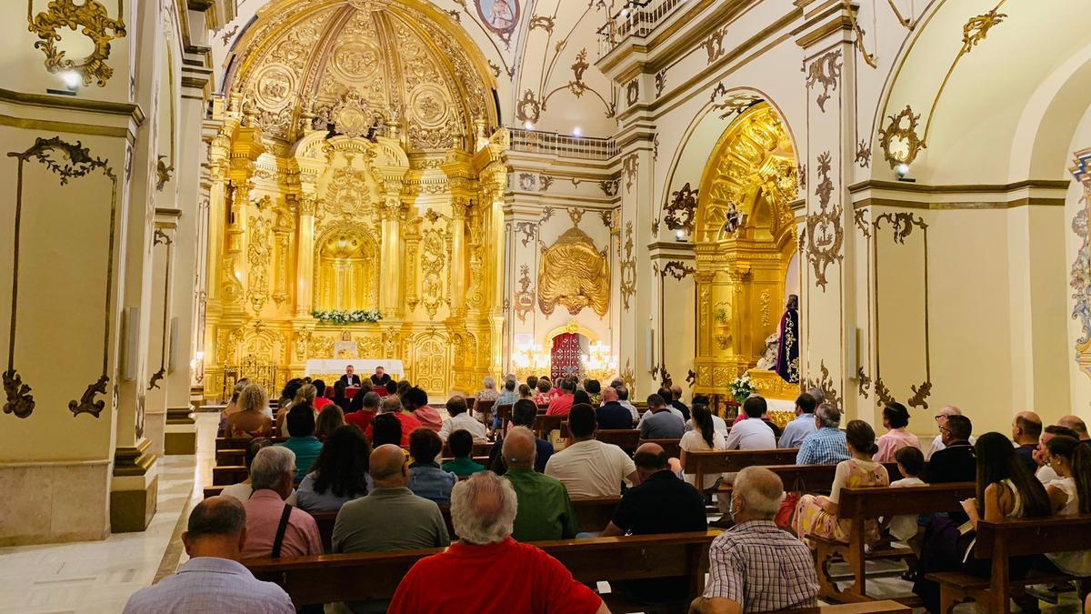 Asamblea extraordinaria que se celebraba en la noche de este miércoles en la capilla del Rosario, sede religiosa del Paso Blanco, con motivo de la conmemoración del veinticinco aniversario de la coronación canónica de la Virgen de la Amargura.