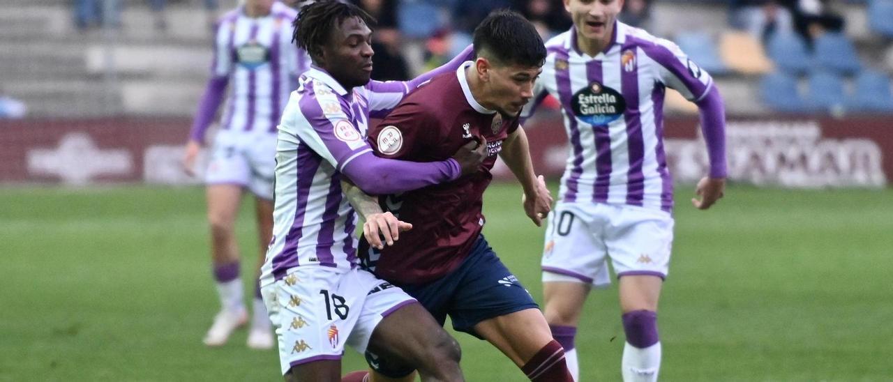 Benjamín Garay rebasa a un defensor rival en Pasarón.