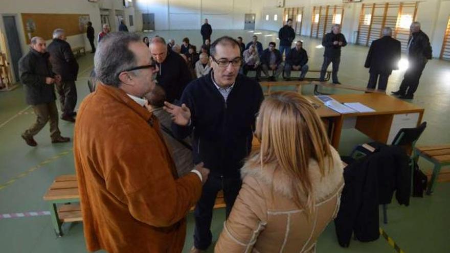 El presidente de la comunidad de montes de Vilaboa, Xabier Míguez, charla con los comuneros.  // G. S.