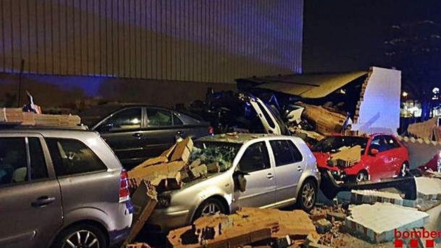 Un mur va caure pel vent i va afectar uns quants cotxes a Terrassa