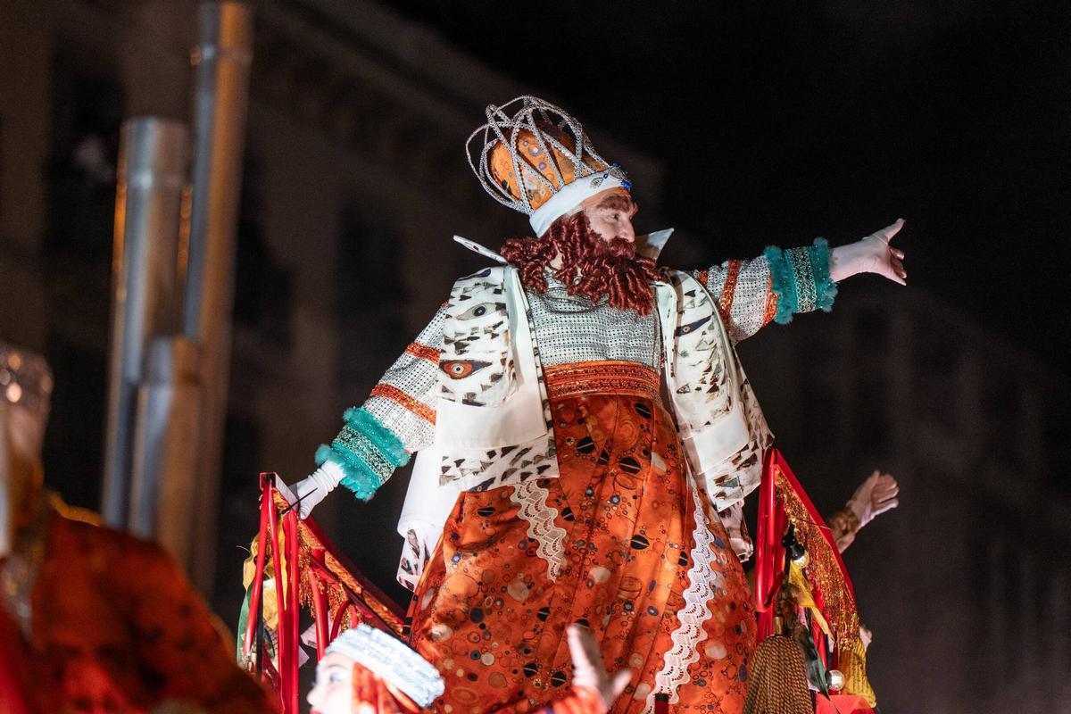 El Rey Gaspar, en el inicio de la cabalgata de Barcelona de la pasada Navidad.