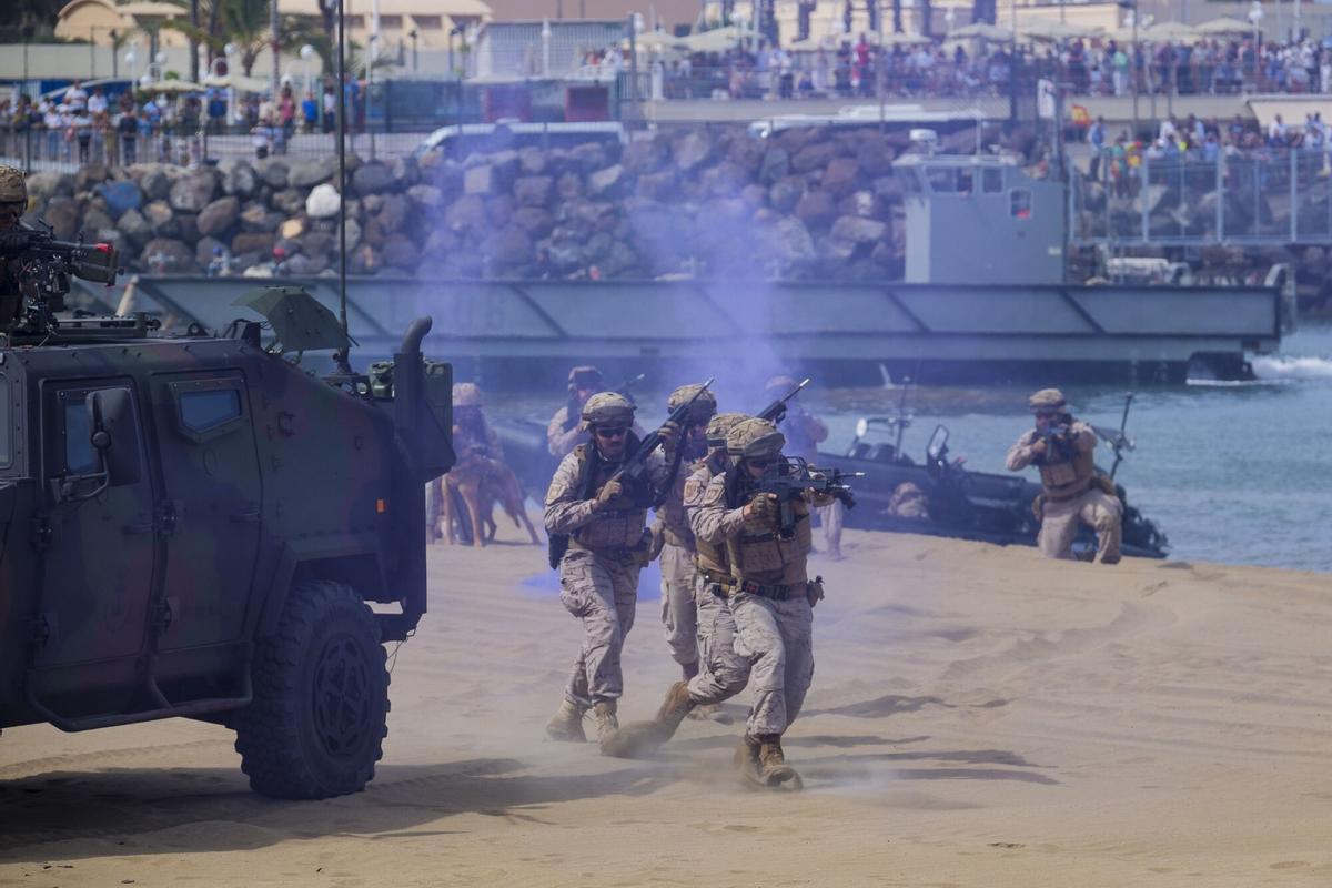 Exhibición por el Día de las Fuerzas Armadas, en la playa de Alcaravaneras Exhibición por el Día de las Fuerzas Armadas, en la playa de Alcaravaneras