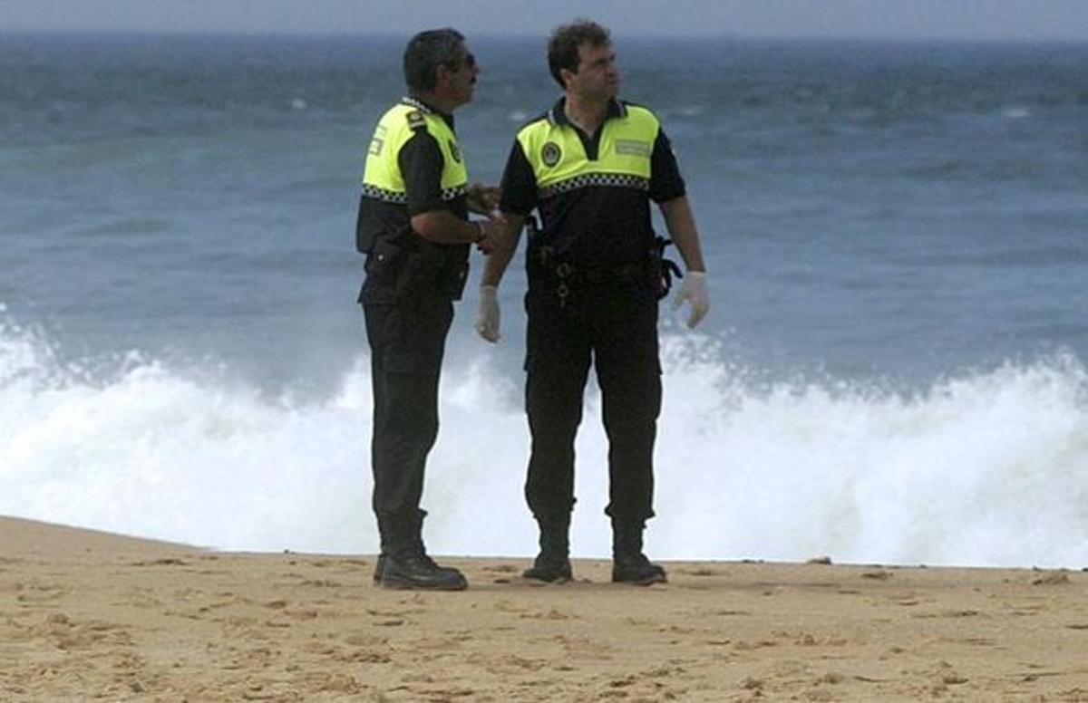 Dos policías, en una playa de Cádiz.
