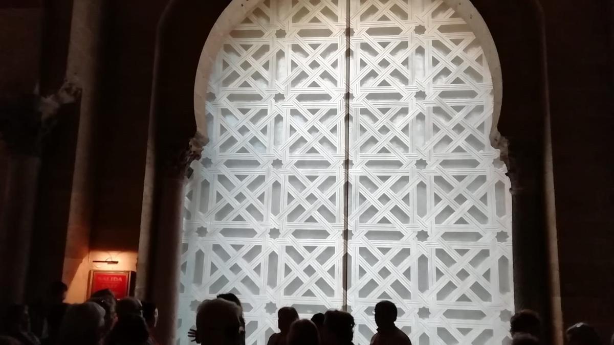 Interior de la segunda puerta de la Mezquita de Córdoba, cubierta por una lona con la imagen de la celosía retirada.